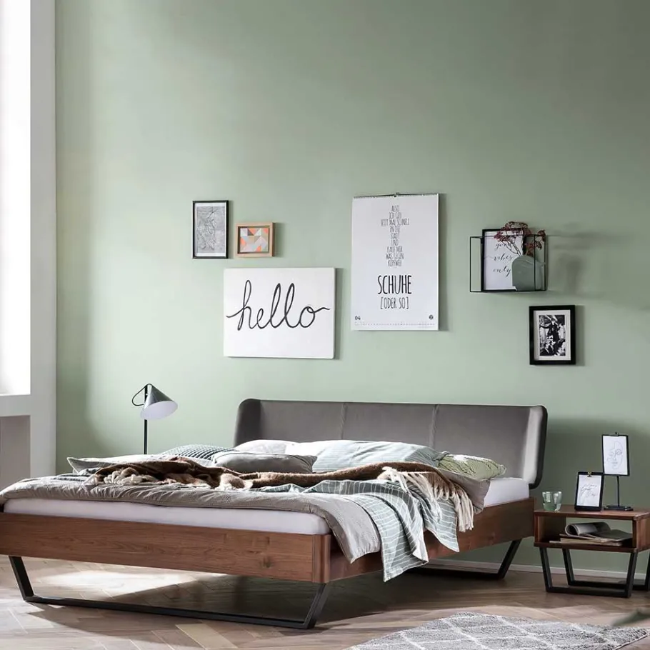 Online Wohnen Bett im Industrial Design aus Nussbaum in Braun - Murphy