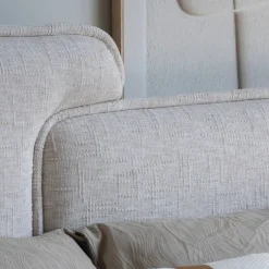 Wohnen Design Polsterbett komplett ausgestattet - Lyaneza