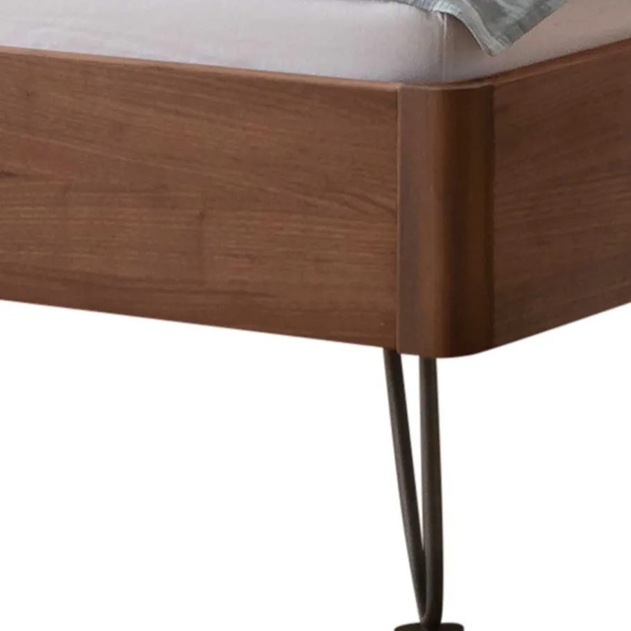 Wohnen Doppelbett aus Nussbaum mit Stahlfüßen - Gedessa