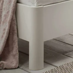 Discount Wohnen Einzelbett und Nachttisch Set Ronis in Weiß mit Braun (zweiteilig)