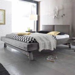 Outlet Wohnen Graues Massivholzbett Firendra im Vintage Industry Style