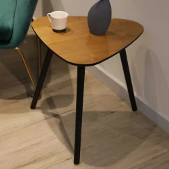 Outlet Wohnen Mid Century Beistelltisch mit dreieckiger Tischplatte - Beaching