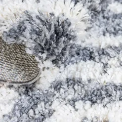 New Wohnen Teppich mit handgeflochtenen Fransen in Creme und Grau - Juwan