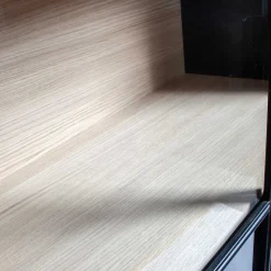 Best Wohnen Vitrinenschrank in Kiefer und Schwarz - Angoro