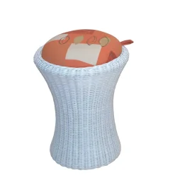 Outlet Wohnen Weißer Rattan-Sitzhocker Loudes mit floralem Sitzkissen in Orange
