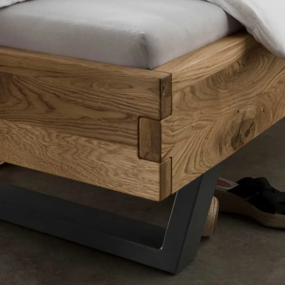 New Wohnen Wildeiche Holzbett mit Kufengestell aus Metall - Aryvano